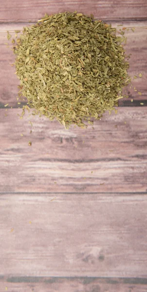 Kurutulmuş tarhun otlar