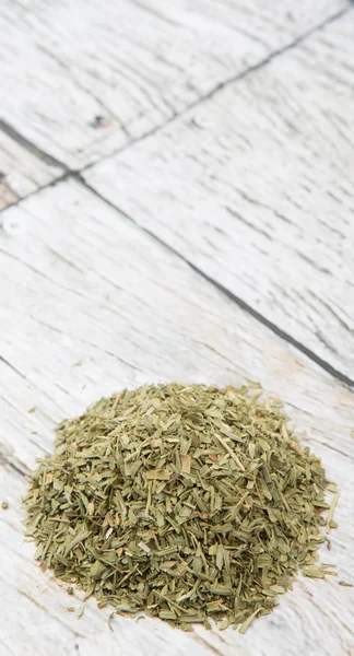 Ahşap arka plan üzerinde kurutulmuş tarhun otlar