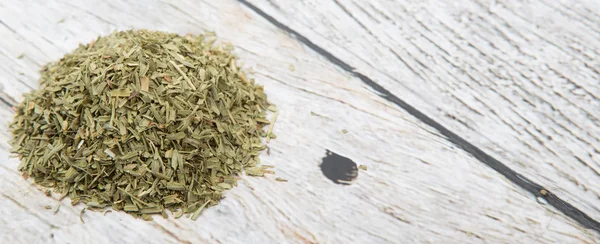 Herbal Tarragon Kering Atas Latar Belakang Kayu — Stok Foto