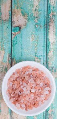 Himalaya kaya tuzu ahşap arka plan üzerinde beyaz kase