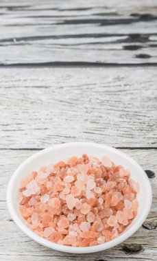 Himalaya kaya tuzu ahşap arka plan üzerinde beyaz kase