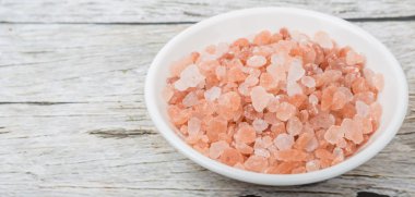 Himalaya kaya tuzu ahşap arka plan üzerinde beyaz kase