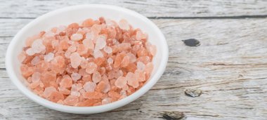Himalaya kaya tuzu ahşap arka plan üzerinde beyaz kase