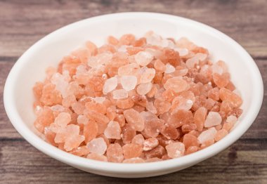 Himalaya kaya tuzu ahşap arka plan üzerinde