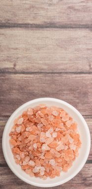 Himalaya kaya tuzu ahşap arka plan üzerinde