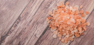 Himalaya kaya tuzu ahşap arka plan üzerinde