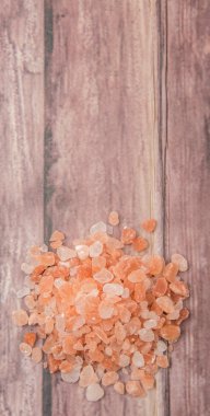 Himalaya kaya tuzu ahşap arka plan üzerinde