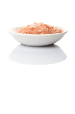 Himalaya kaya tuzu beyaz arka plan üzerinde beyaz kase