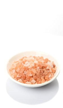 Himalaya kaya tuzu beyaz arka plan üzerinde beyaz kase