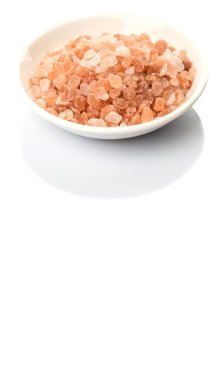 Himalaya kaya tuzu beyaz arka plan üzerinde beyaz kase