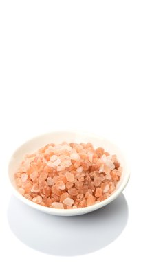 Himalaya kaya tuzu beyaz arka plan üzerinde beyaz kase