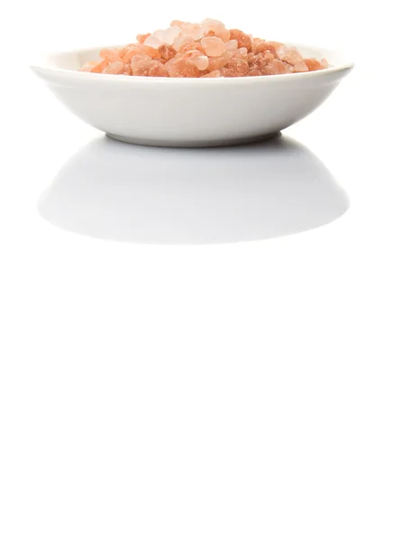 Himalayan Rock Salt Vit Skål Över Vit Bakgrund — Stockfoto