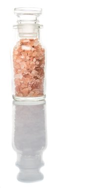 Himalaya kaya tuzu beyaz arka plan üzerinde cam şişe içinde