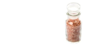 Himalaya kaya tuzu beyaz arka plan üzerinde cam şişe içinde