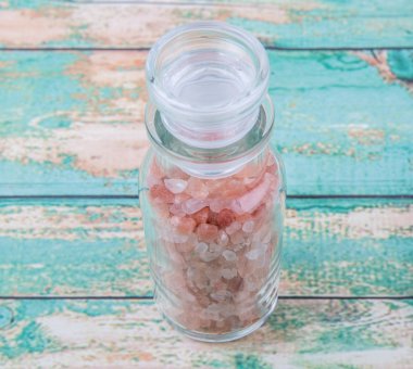 Himalaya kaya tuzu ahşap arka plan üzerinde cam şişe içinde