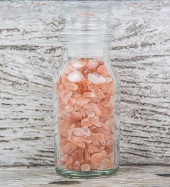 Himalaya kaya tuzu ahşap arka plan üzerinde cam şişe içinde