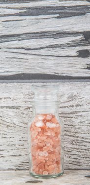 Himalaya kaya tuzu ahşap arka plan üzerinde cam şişe içinde