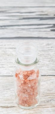 Himalaya kaya tuzu ahşap arka plan üzerinde cam şişe içinde