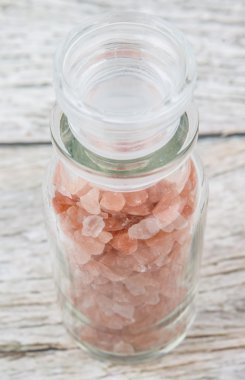 Himalaya kaya tuzu ahşap arka plan üzerinde cam şişe içinde