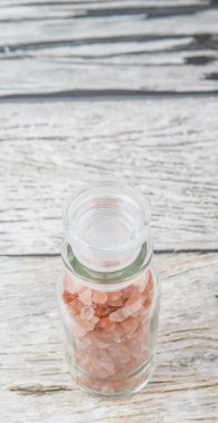 Himalaya kaya tuzu ahşap arka plan üzerinde cam şişe içinde