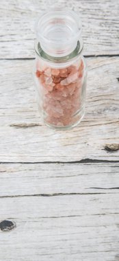 Himalaya kaya tuzu ahşap arka plan üzerinde cam şişe içinde