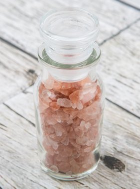 Himalaya kaya tuzu ahşap arka plan üzerinde cam şişe içinde