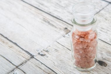 Himalaya kaya tuzu ahşap arka plan üzerinde cam şişe içinde