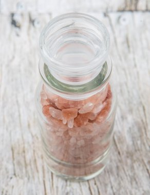 Himalaya kaya tuzu ahşap arka plan üzerinde cam şişe içinde