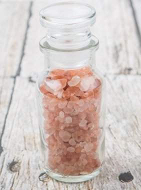 Himalaya kaya tuzu ahşap arka plan üzerinde cam şişe içinde