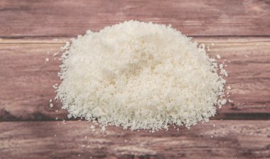 Ahşap arka plan üzerinde Kurutulmuş Hindistan cevizi tozu