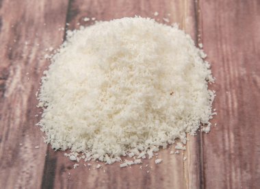 Ahşap arka plan üzerinde Kurutulmuş Hindistan cevizi tozu