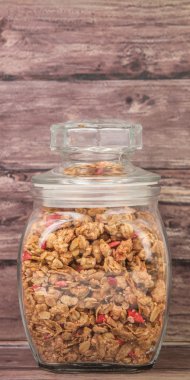 Kurutulmuş frambuaz adet cam ahşap arka plan üzerinde Mısır gevreği