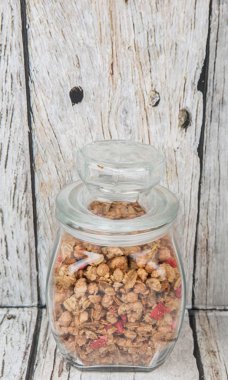 Kurutulmuş frambuaz adet cam ahşap arka plan üzerinde Mısır gevreği