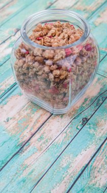 Kurutulmuş frambuaz adet cam ahşap arka plan üzerinde Mısır gevreği