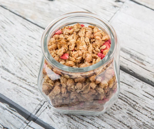 Cereali Colazione Con Pezzi Lampone Essiccati Vaso Vetro Fondo Legno — Foto Stock