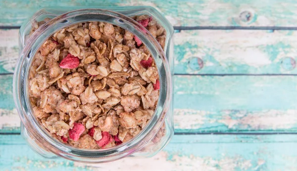 Ontbijtgranen Met Gedroogde Raspberry Stukken Glazen Pot Houten Achtergrond — Stockfoto