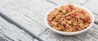 Beyaz bir kase mısır gevreği