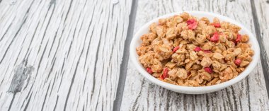 Beyaz bir kase mısır gevreği