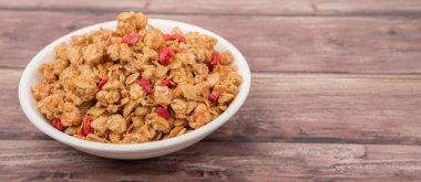 Beyaz bir kase mısır gevreği