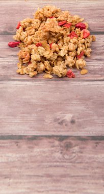 Kurutulmuş ahududu ile Mısır gevreği