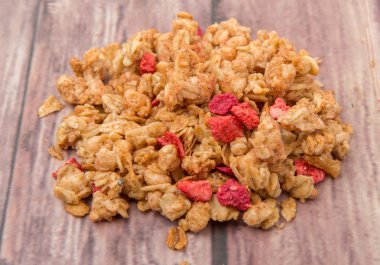 Kurutulmuş ahududu ile Mısır gevreği