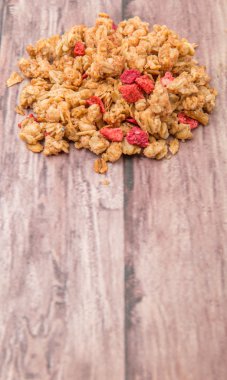 Kurutulmuş ahududu ile Mısır gevreği