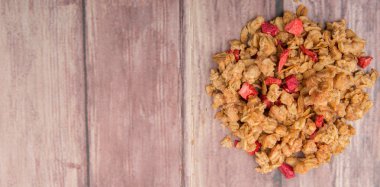 Kurutulmuş ahududu ile Mısır gevreği