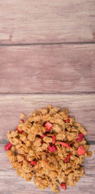 Kurutulmuş ahududu ile Mısır gevreği