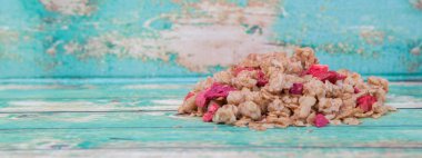 Kurutulmuş ahududu ile Mısır gevreği