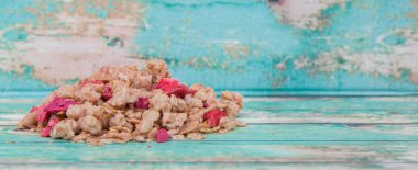 Kurutulmuş ahududu ile Mısır gevreği