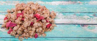 Kurutulmuş ahududu ile Mısır gevreği