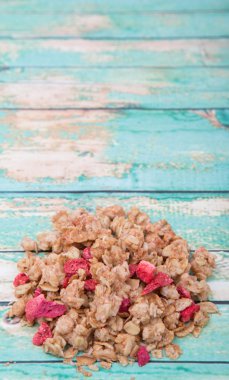 Kurutulmuş ahududu ile Mısır gevreği