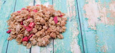 Kurutulmuş ahududu ile Mısır gevreği