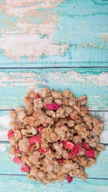 Kurutulmuş ahududu ile Mısır gevreği